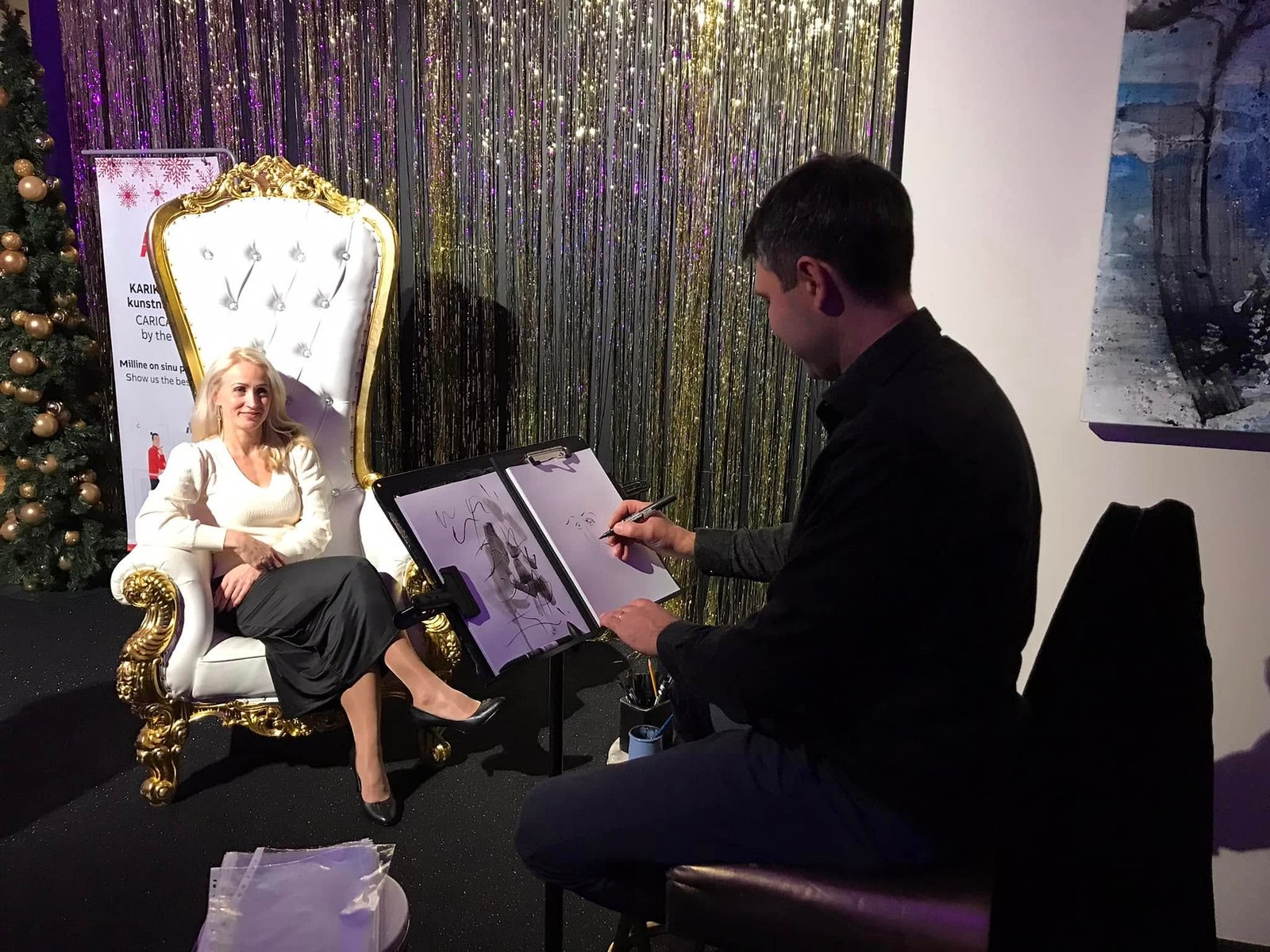 Kristjan Juusu drawing a guest at a live event